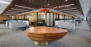 办公楼装修：体育场风格的特色楼梯创造了一种垂直动线 由一个双层挑高的媒体墙加以动感渲染