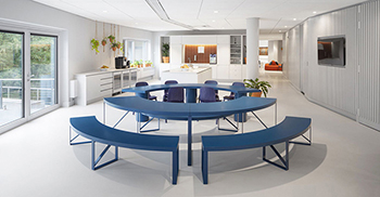 办公室装修设计：设计将陶瓷作为重点美学符号应用于墙体和家具中