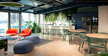 办公室设计装修——户外植物和苔藓绿植充斥着整个空间 营造出公园般的舒适氛围