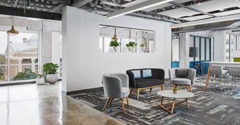 办公室装修：混凝土构造与靓丽色彩和现代家具相结合 创建出独特的魅力空间