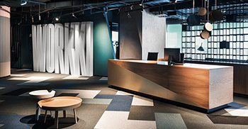 办公室设计：一抹轻柔的粉色与整个环境形成强烈的对比反差