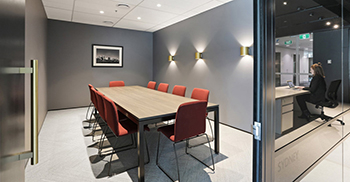 办公室装修设计——通过引入移动元素来创建一个高度灵活的可变空间