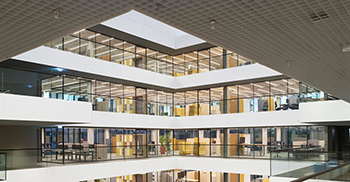 办公室装修：开放的中庭以其微妙的结构变化和光影配色紧紧吸引着人们的目光