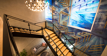 办公室设计——在新与旧之间建立平衡的关系 金属、复古乡村和高科技、功能与乐趣