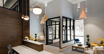 办公室装修设计：通过配色、照明和家具以及大量温暖情怀的元素去打造空间