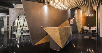 办公室装修：接待区波浪般的立体造型营造出戏剧般的空间场景