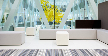 办公室装修案例：纯净而灵动的办公空间为员工营造了舒适而轻松的工作氛围