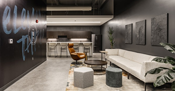 公司办公室设计：将明亮的+中性颜色与现有的饰面结合使用