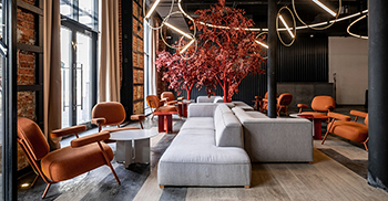 办公室装修设计：将拼花地板镶嵌在自流平混凝土地面上增添灵动和暖意