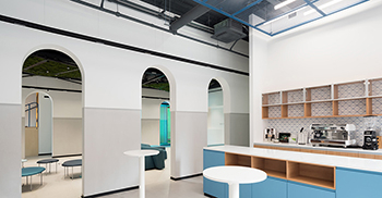 办公室设计装修：镜面墙增强空间的视觉扩展 抹去了空间体量的真实感觉