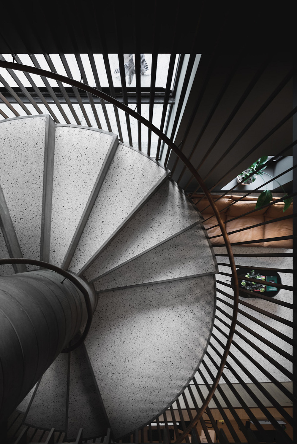 办公楼阶梯.jpg
