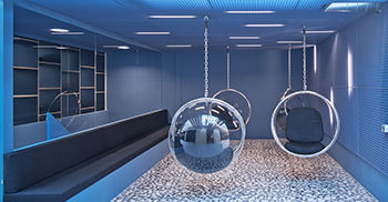 公司办公室装修案例：悬挂的吊椅和碎石地面装饰出创意环境