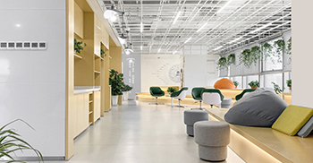 办公室装修设计：休闲区搭配原木色的家具 在整体白色的基调下注入了自然健康的空间体验