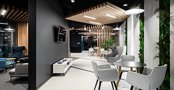 办公室装修——黑色吊顶在灯光、色彩和材质的映衬下营造出宁静优雅的氛围