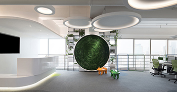 办公室装修设计：黄色圆凳的点缀与墙面画上的绿呼应 整个空间更有灵气