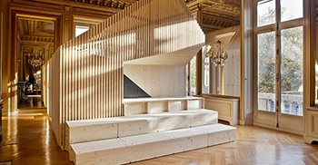 办公室设计装修：极简原木制作的几何体量 与金碧辉煌的华丽形成视觉反差