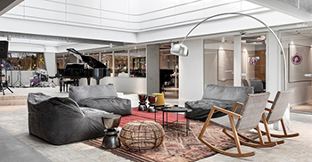 公司办公楼设计：以明亮的色彩和简练的线条缜密的构建室内空间