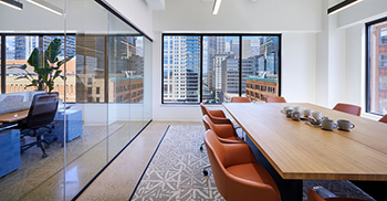 办公室装修案例：办公场景的规模通用且精致