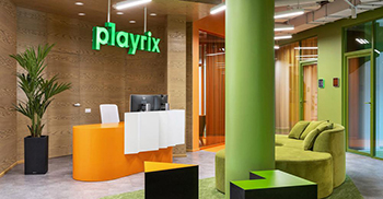 办公空间设计：鲜明响亮的色彩碰撞让整个空间洋溢着活力、动感的青春气息