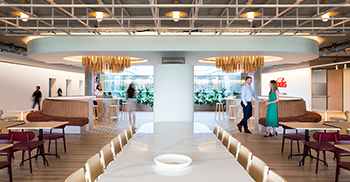 办公室装修设计：环境设计受到建筑所处环境周边绿色景观的启发