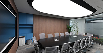 办公室设计：以安全气囊元素为主创意的，带灯光变化的半弧造型墙，时尚大气