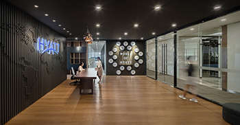 办公室设计装修：通透的落地窗让窗外的风景与自然光尽收眼底，更加增强室内空间的穿透性与层次感