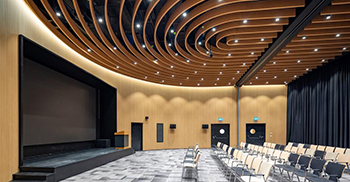 办公室设计装修：设计融合了协同办公所需的休闲区和工作站，让员工可以随时随地进行协作与对话，共同推动公司的蓬勃发展