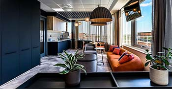 办公室装修设计：从一个僵化的传统型办公布局转向极致灵活和多元，同时以优雅多彩的配色取代单一乏味的白色墙面，以全新色调、肌理和材质构建一个热情友好的工作环境