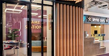 空间设计装修：通过社交空间、会议室、咖啡吧和休闲区来呈现愉悦、多彩的游戏世界。但在运营部门和工作区则采用了更中性、更实用和更简约的设计方法