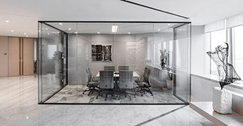 办公室装修设计：简单的三维立方体形状在这个有限的空间中被解析和重建，线条和表面的对比和组合得以巧妙地运用