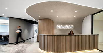 空间设计装修：空间规划通过巧妙使用饰面、照明和弧形隔断，创建一个平滑舒适的动线旅程