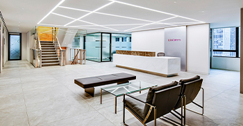 空间设计：前台与会议套房为客户提供温馨宜人的环境和沉浸式体验，而办公场所则提供了多样选择，有助实现个人工作与团队协作的巧妙平衡