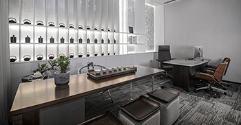 办公空间设计：采用椭圆布局，利用镜面将视觉空间放大，将传统的视觉次序打乱、重组，带领来访者跳脱出原有的设计语境，进一步达到对空间本身的重塑以让心灵有所归属