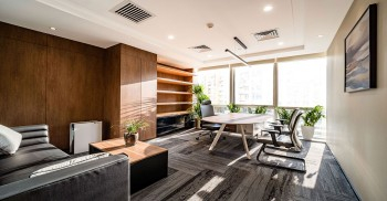 办公室设计：楼梯周围结合楼梯做了水景和园林绿植景观，增加空间的观赏性