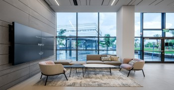 空间设计：这些元素都融合在明亮优雅的灰色背景中，营造出一个时尚前沿的办公环境