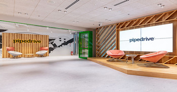 办公室设计装修：在这里员工可以休闲的看着电视聊聊天或来一场游戏比赛，让疲惫的身心重焕活力