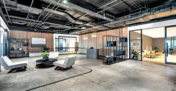 写字楼设计装修：具有时尚气息的航海元素遍及整个室内空间，营造出宁静的氛围和舒适空间体验