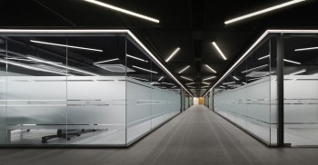 设计装修写字楼：不同明度的蓝灰垂片天花搭配局部木色墙面使此空间理性科技又不乏温馨舒适