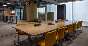 办公室设计：用可持续材料重现了办公室中白天森林的空间