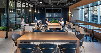 公司办公室装修案例：为工作、社交和庆祝创造了完美的氛围