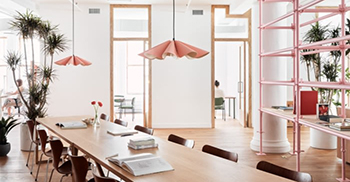 办公室设计装修：空间与企业的女性化和浪漫品牌表达融为一体