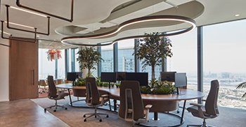 办公室设计效果：安静、专注的场所和协作区域的融合平衡了连接和分离的需求