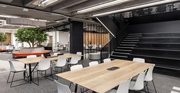 办公楼装修：将工业饰面与时尚、优质的设计形成对比