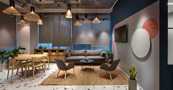 办公室装修：通过天然原材料制成的低隔板允许隐私