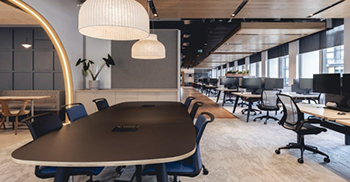 办公室装修设计：天然木材材料构成了调色板的基础