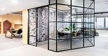 办公室装修：创建了遍布整个空间的呼叫亭、会议室和豆荚