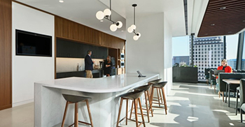 办公室空间设计装修：柔和的边缘、曲线几何形状和线性元素并置