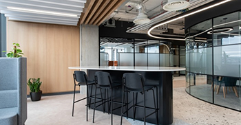 办公室设计：整个空间实施了不同大小和风格的各种会议区