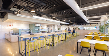 办公室空间设计：保持了极简的美学 创造了一个开放、明亮和灵活的工作场所