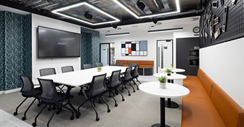 办公室设计：以戏剧性的抵达体验为标志 渗透着充满活力的橙色和黑色口音